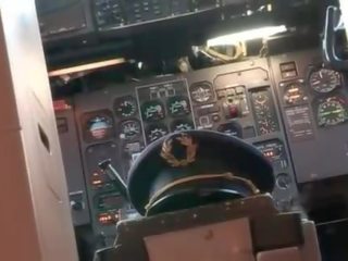 Stewardessen filmer hur till perfekt ritt på en pecker