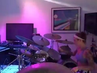 Felicity feline drums dan jams dengan rakan-rakan di belakang yang adegan