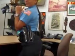 Polizei offizier mit riesig brüste bekam gefickt im die hinterzimmer