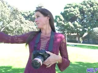 Long-legged brunette milf photographer fucks unge adolescent i henne bilde studio voksen video vids