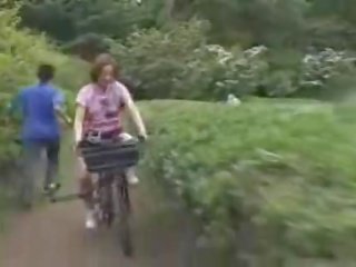 Jaapani tütar masturbated kuigi ratsutamine a specially modified seks film bike!