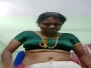 Tamil tante menghapus saree dan film besar payudara