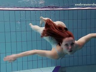 Lasciv ceh enchantress salaka swims nud în the ceh piscina