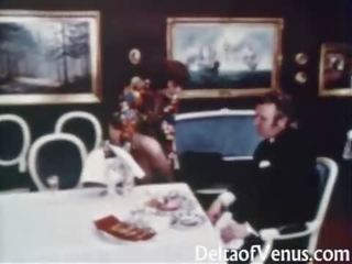 Millésime sexe 1960s - poilu premier brunette - table pour trois