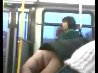 Bloke masturbeert op publiek bus privé mov
