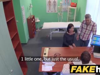 Fals spital ceh medical persoană cums peste sexual aroused inselat sotiilor stramt pasarica