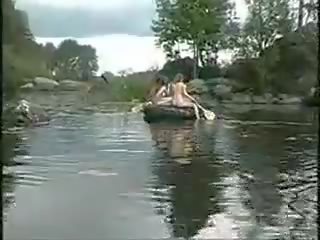 שלוש סוּפֶּר בנות עירום בנות ב ה ג'ונגל ב סירה ל manhood לָצוּד
