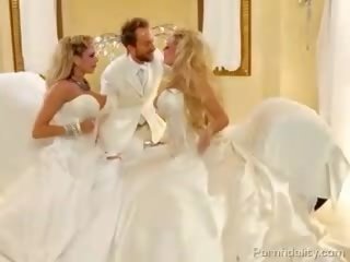 Số hai blondies với to baloons trong cô dâu dresses chia sẻ một johnson