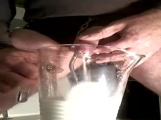 Mléko vložení v phallus a připojenými opčními