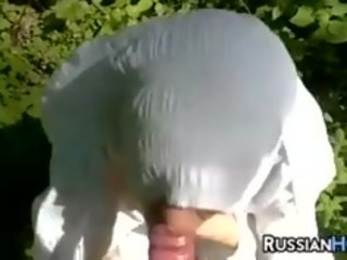 Russe poulette baisée en la forêt