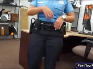 Lotynų amerikietė policija pareigūnas pakliuvom iki pawn lad į as užpakalinis kambarys