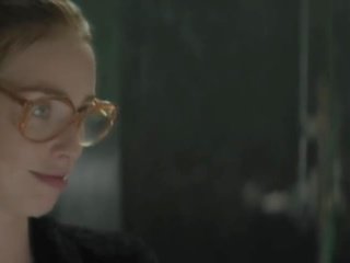 Freya mavor - den kjæreste i den bil med briller og en pistol (2015)