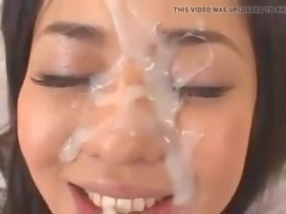 Aziatike damsel dashuron spermë në të saj e bukur fytyra, seks cd