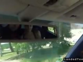 Hungareze hitchhiking çift qirje në makinë