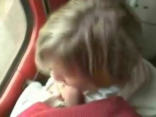 Gaja chupar dela rapaz em um comboio