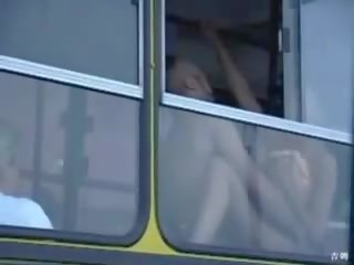 Publike indecency në the autobuz kjo i vështirë lart çift doesnt jap një mut (amateur kryesor mami nënë mdtq gjysh jashtë derdhje madmaxxx )