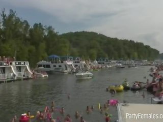 Stupendous babes festë i vështirë në varkë gjatë pranverë pushim