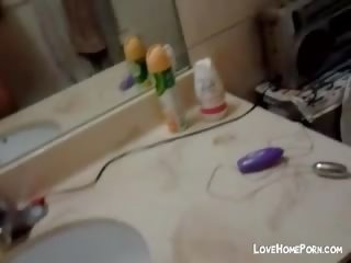 Чарівна молодий азіатська мастурбує в в ванна кімната