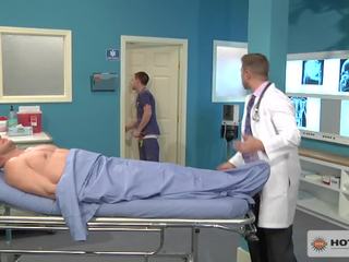 Krankenschwester hops auf ein gurney bis fick geduldig während medizinisch person uhren