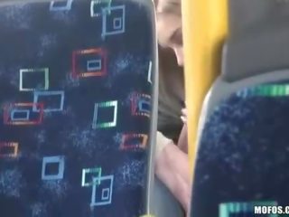 Adolescent шоу a пара має брудна відео в в автобус