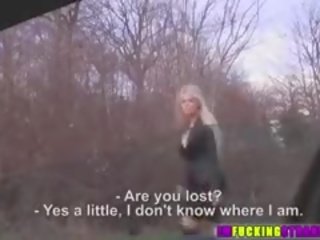 Blondīne hitchhiker hloja izpaužas hammmered