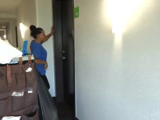 Кімната служба! empleada es seducida por huésped mientras limpiaba ель cuarto