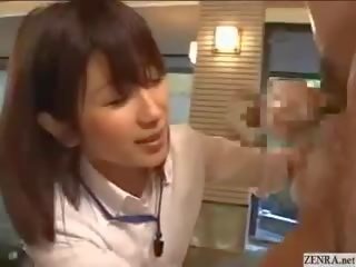 Verlegen japans werknemer geeft uit handjobs bij groovy spring