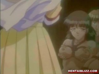 Nakatali hentai makakakuha ng iniksyon at brutally fucked sa pamamagitan ng taong naligaw ng landas