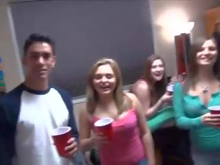 Elita kolegium impreza z bardzo pijane studentów