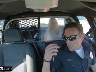 Varžtas as cops - baughty storas baltas merginos gauna pakliuvom iki policininkas