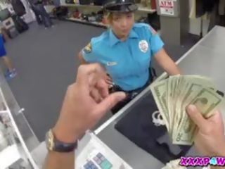 Gadis polis try kepada pawn beliau senapang
