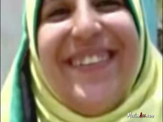 Hijab donna succhiare in pubblico