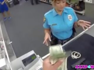 Policewoman 和 她的 firearm
