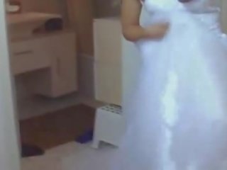 צעיר נְקֵבָה ב שלה חתונה שמלה מזוין קשה