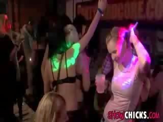 Evropejsko piščanci sesati pri disco zabava