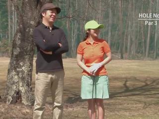 Golf prostituert blir teased og kremet av to striplings