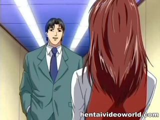 Kontors ung lady cuddles balle mellan animen klantskallar