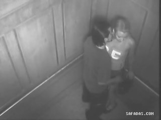 Par har smutsiga klämma i elevator forgot där är en kamera