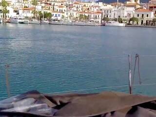 Risky τσιμπούκι επί sailing σκάφος σε greece, βρόμικο ταινία de