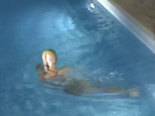 Dua basah encased berkilau stoking libidinous lesbian bermain di kolam renang - nilon topeng
