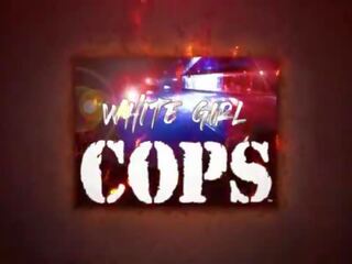 Baise la police - nain blond blanc lassie flics raid locale stash maison et seize custody de grand noir phallus pour baise