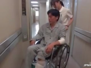 Attraente asiatico infermiera va pazzo