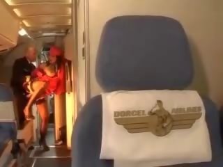 Desiring stewardessen rider en manhood inuti båda hål