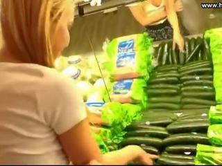 Miláčik fucks uhorka v verejnosť supermarket
