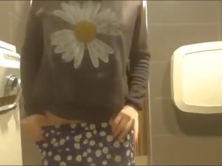 Jung asiatisch damsel masturbieren im mall badezimmer: erwachsene video ed