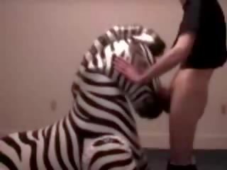 Zebra wird kehle gefickt von pervertieren kerl film