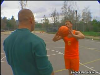Kosárlabda players lő néhány hoops