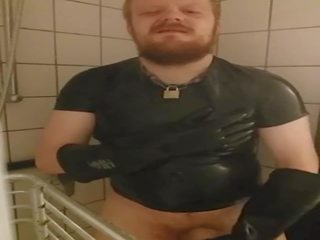 Rubbercub wanking içinde solaryum