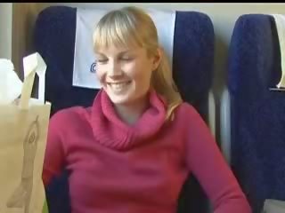 Aficionado rubia mamada en tren vid